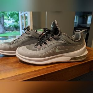 Woman's Nike air max shoe